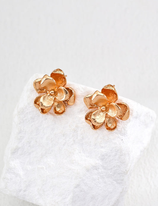 18K gold-plated 925 silver flower stud earrings with 3D petal design — elegant floral jewelry for women on a white background.