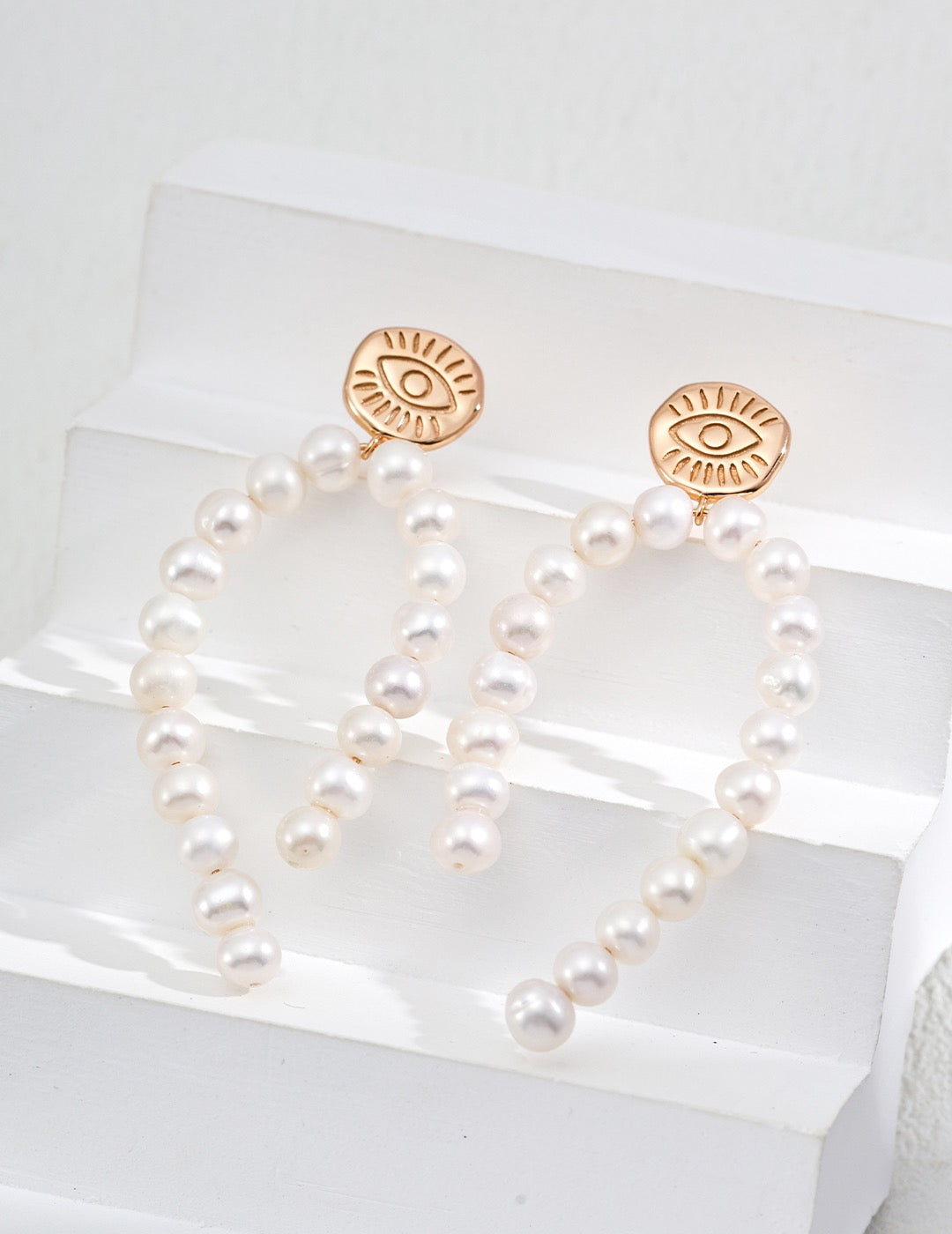 18K gold-plated 925 silver earrings featuring engraved eye studs and open hoops made of natural freshwater pearls — elegant artistic jewelry for women.
