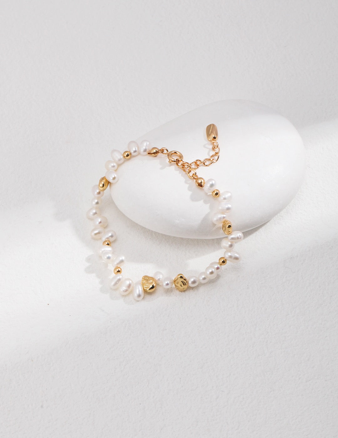 Gold and natural pearl bracelet with baroque pearls and adjustable chain, elegant handmade jewelry for women