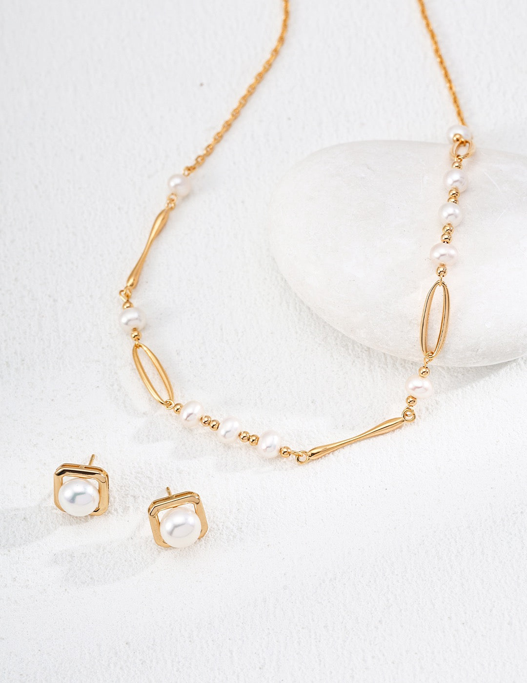 Elegante Halskette aus Naturperlen