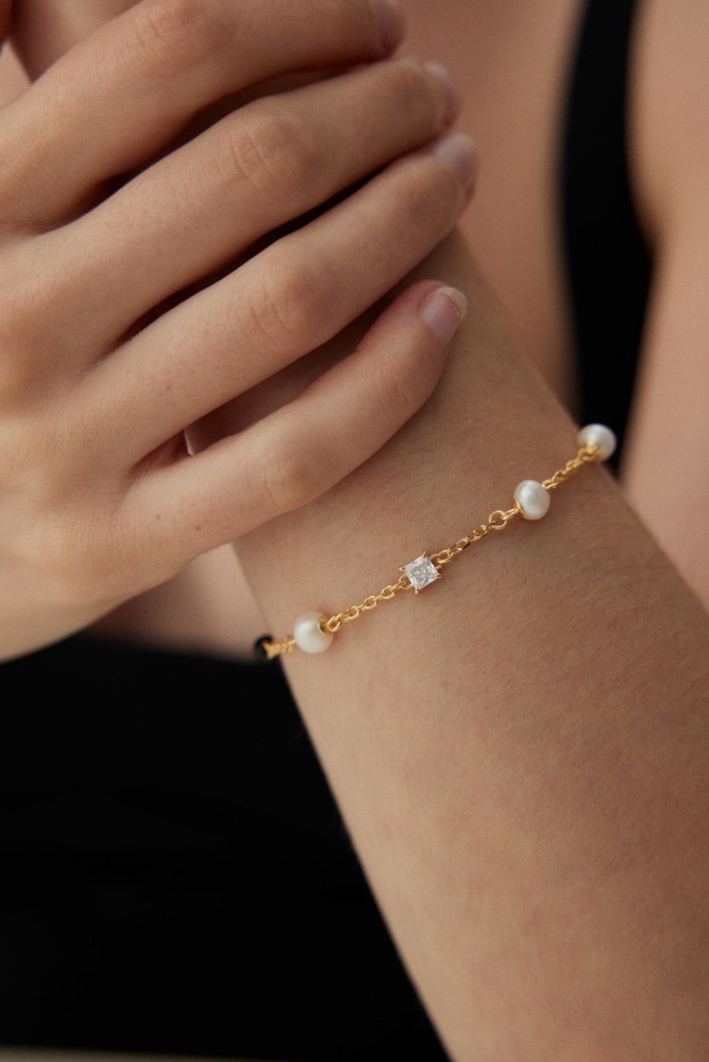 Pearl & Onyx Charm Bracelet – 18K Gold Plated 925 Silver with Natural Pearls and Zircon Stones