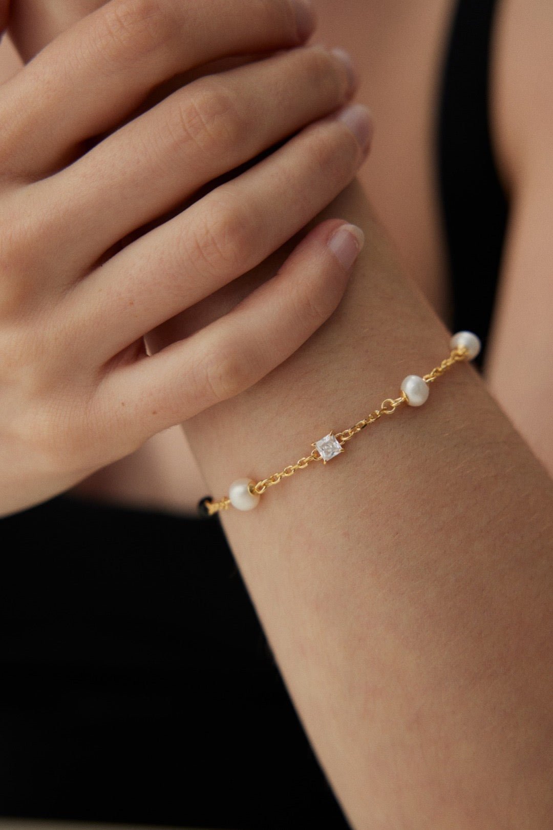 Pearl & Onyx Charm Bracelet – 18K Gold Plated 925 Silver with Natural Pearls and Zircon Stones