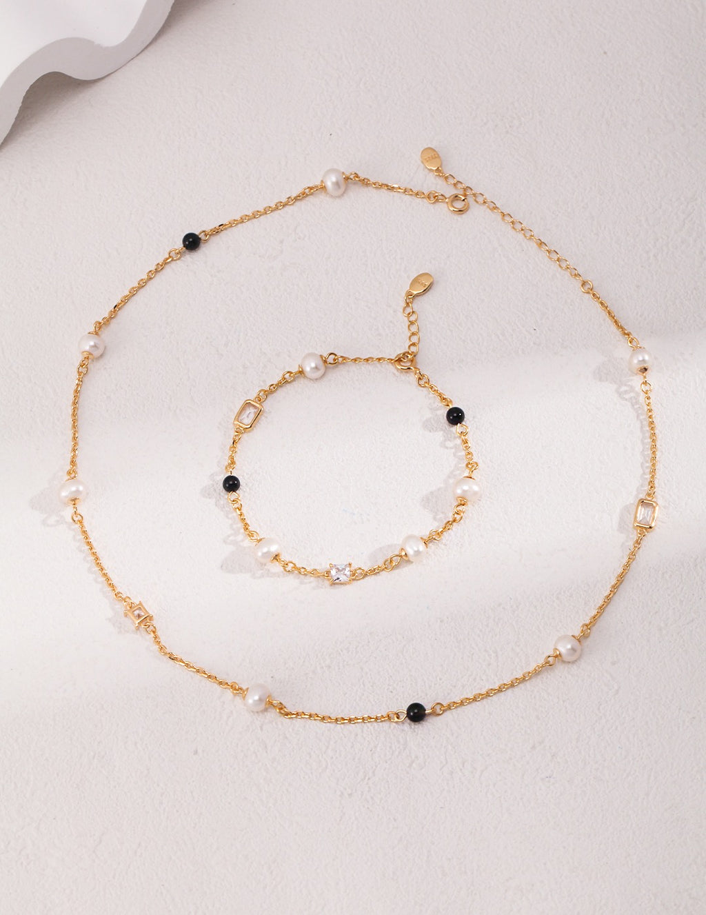 Pearl & Onyx Charm Bracelet – 18K Gold Plated 925 Silver with Natural Pearls and Zircon Stones