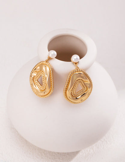 Featuring a courtly style Earring