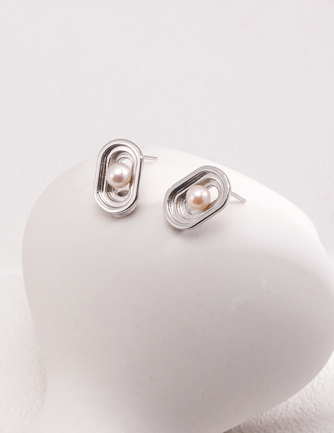 Oval earrings with Natural pearl