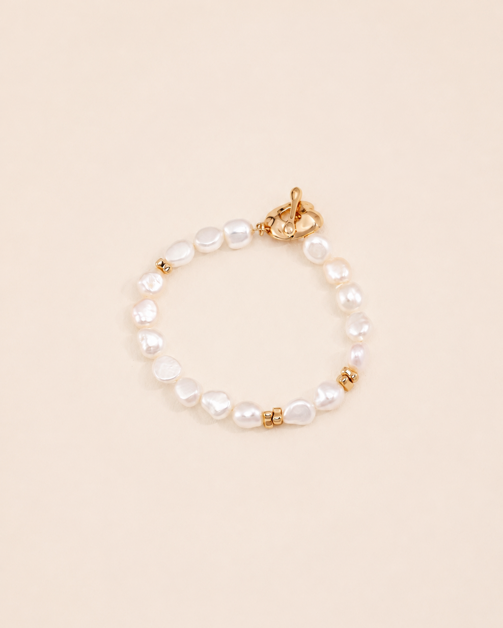 Luna Heart Pearl Bracelet in gold featuring natural freshwater pearls and a heart clasp.