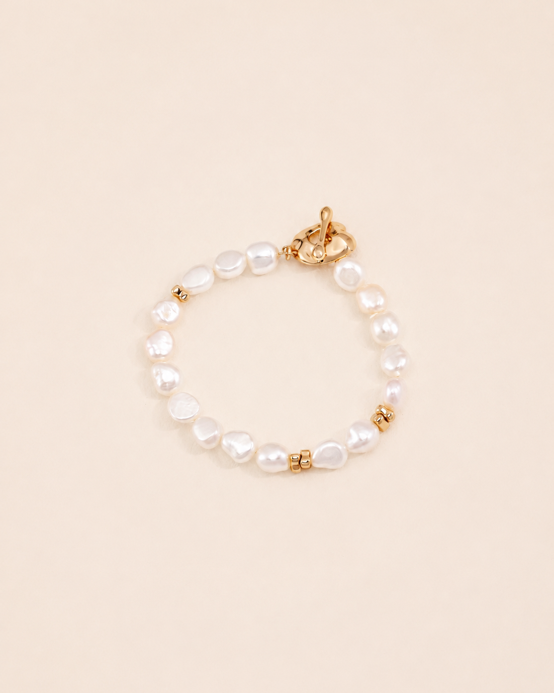 Luna Heart Pearl Bracelet in gold featuring natural freshwater pearls and a heart clasp.