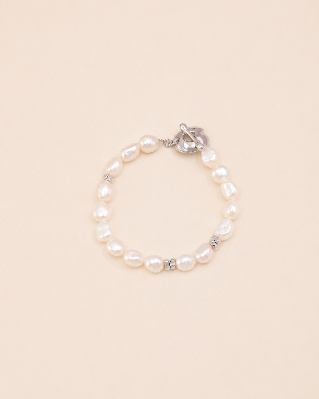 Luna Heart Pearl Bracelet in white gold featuring natural freshwater pearls and a heart clasp.