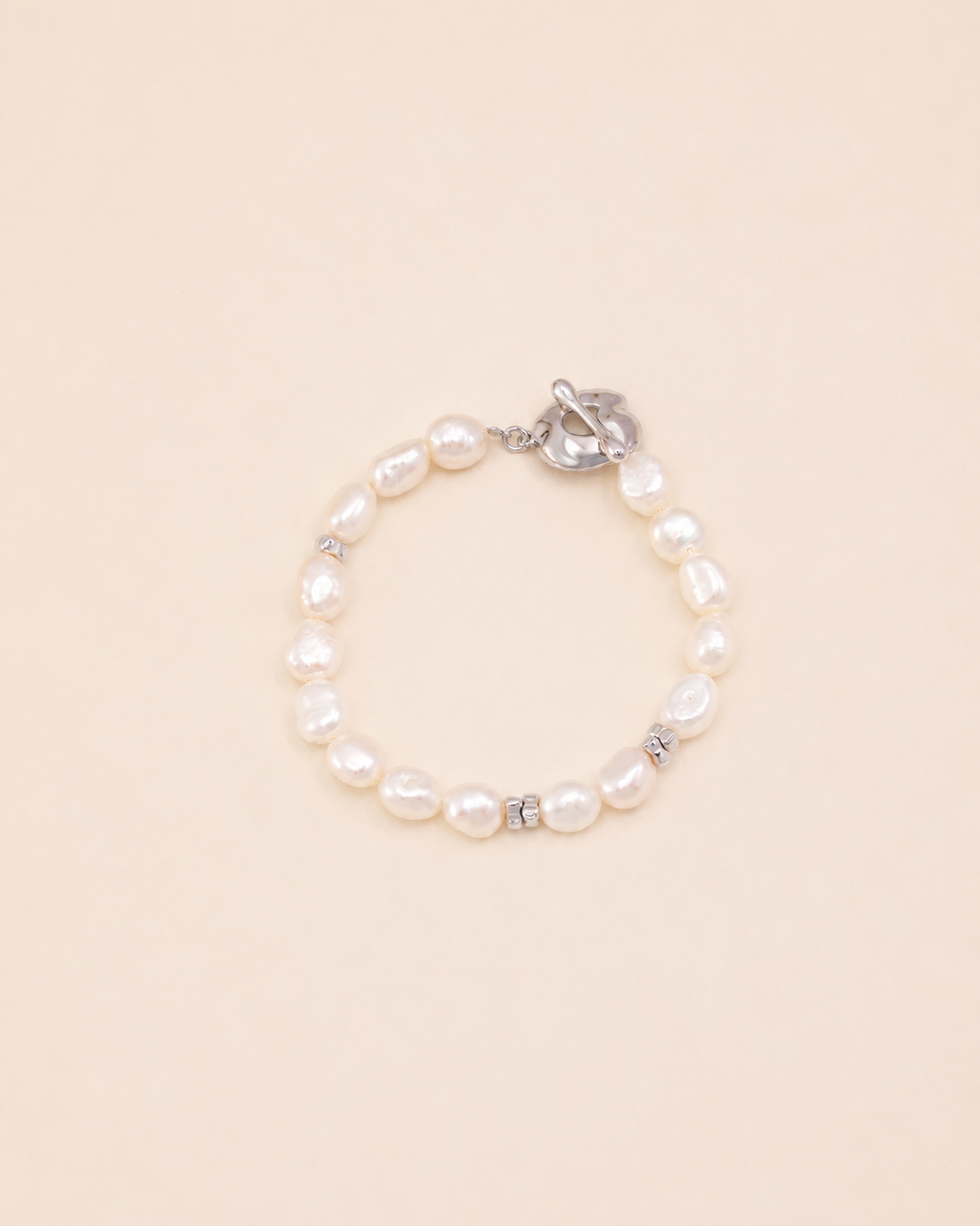 Luna Heart Pearl Bracelet in white gold featuring natural freshwater pearls and a heart clasp.