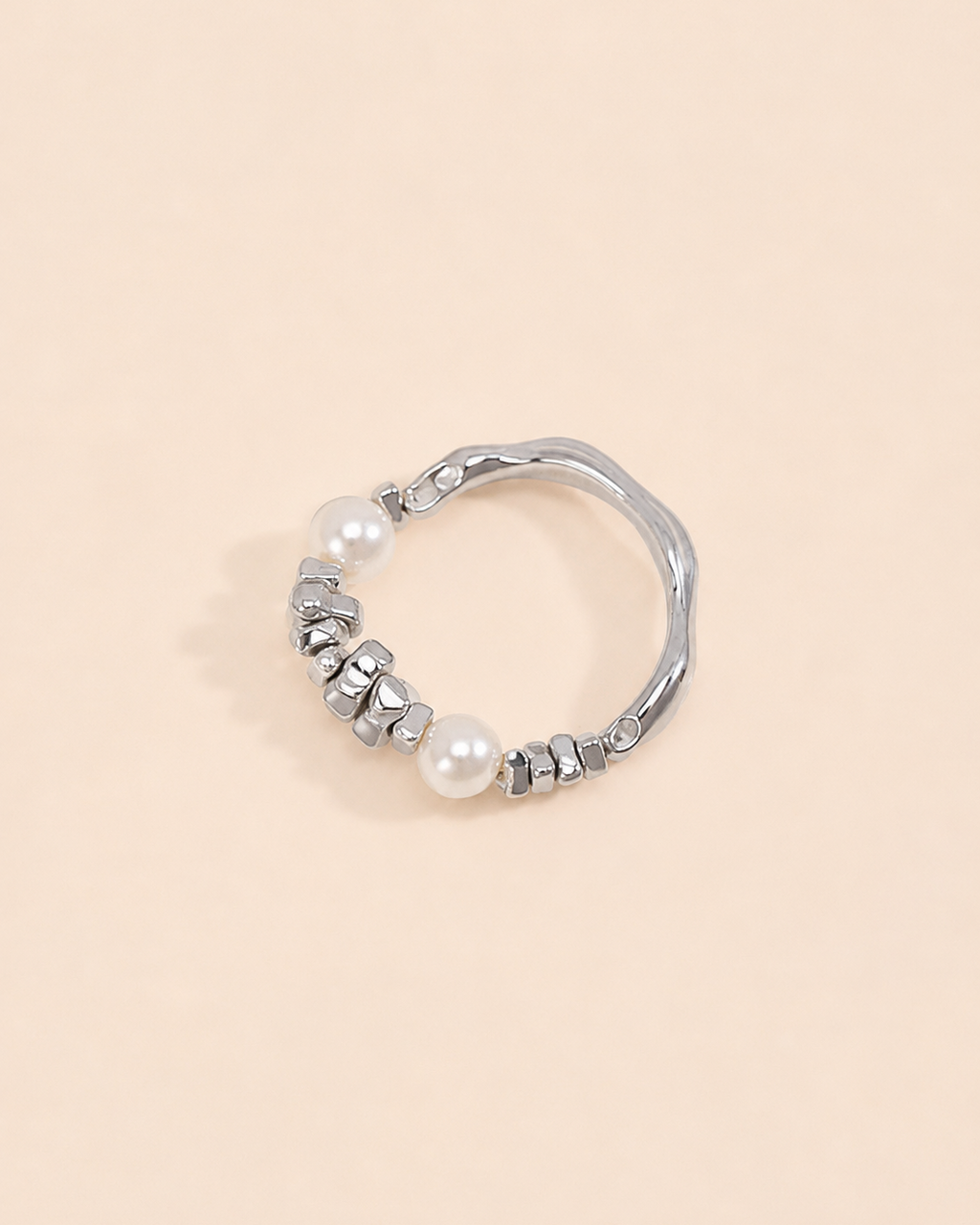 18K white gold plated S925 sterling silver pearl ring with natural freshwater pearls.