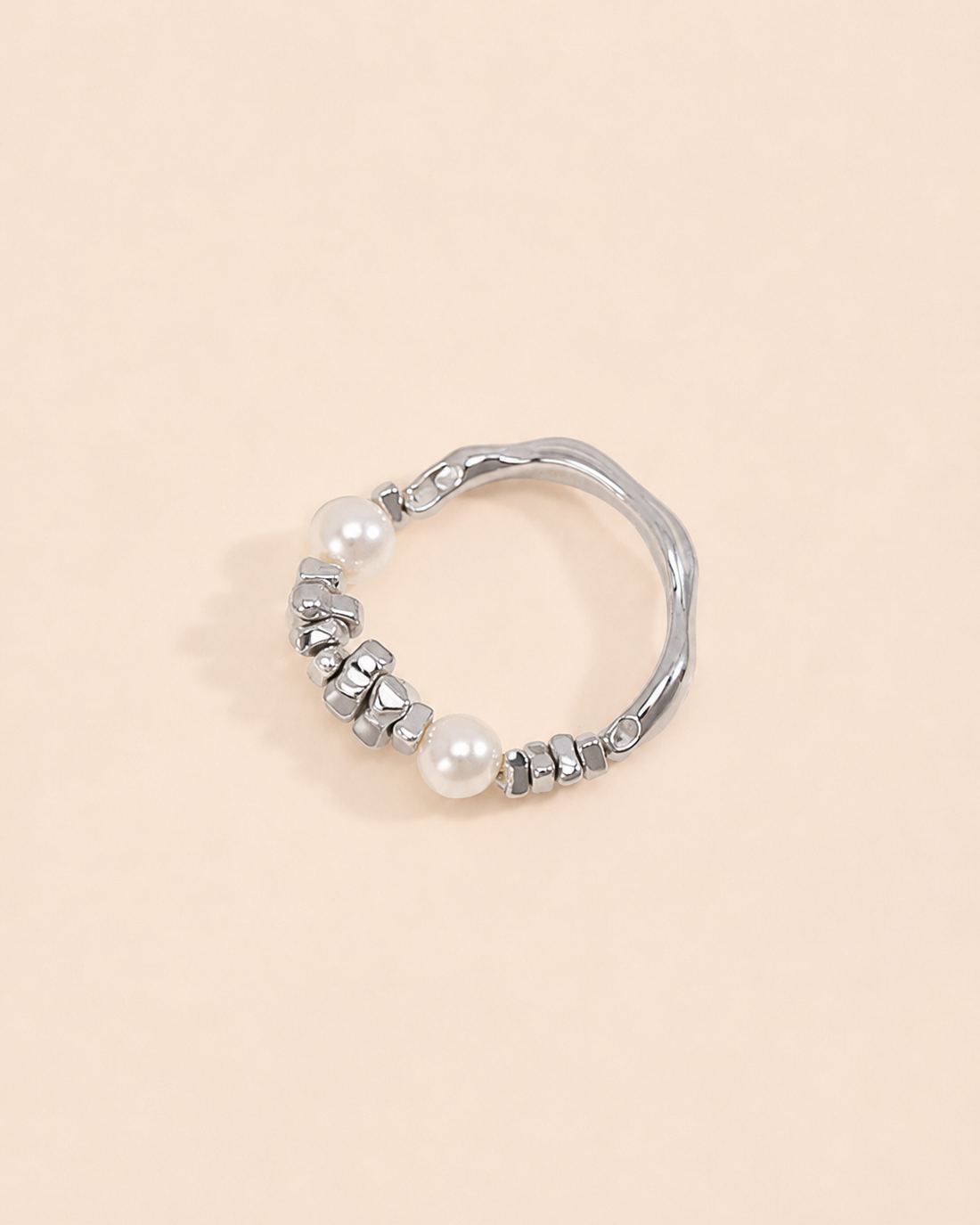 18K white gold plated S925 sterling silver pearl ring with natural freshwater pearls.