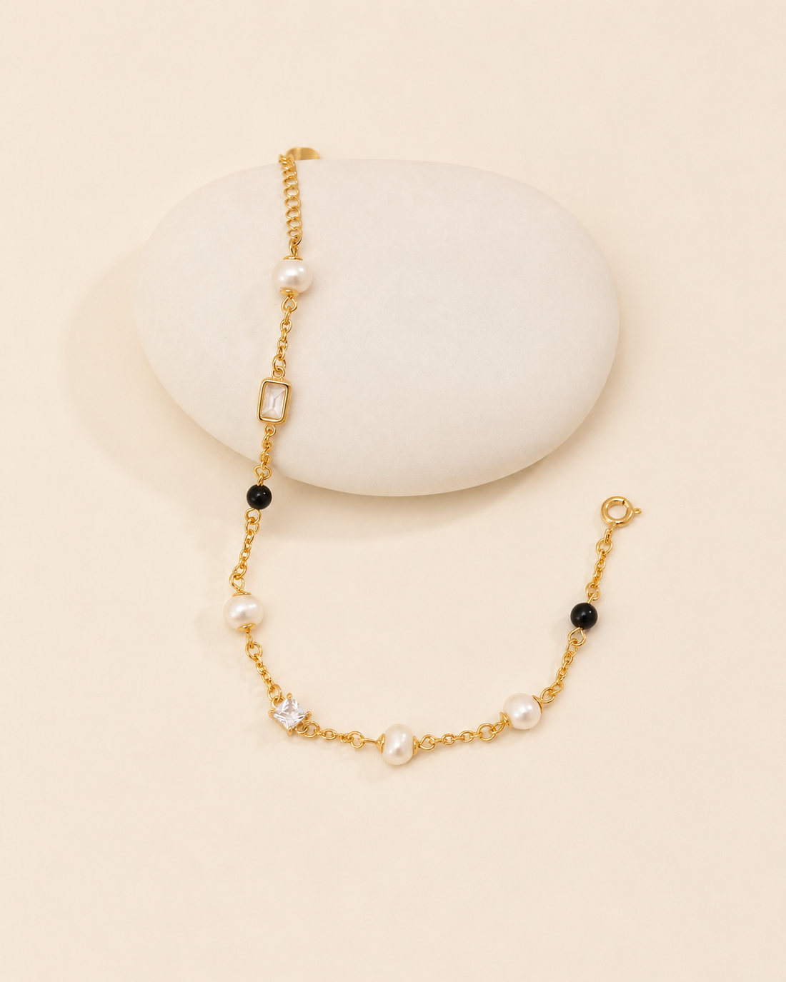 Close-up detail of the Noir Pearl Bracelet featuring freshwater pearls, black beads and gold-plated chain.